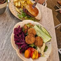 Vegan bowl and burger at Annette Cafe in Nice