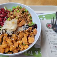 Sweet potato poké bowl mit Salat at Hitzberger - Glattzentrum in Wallisellen