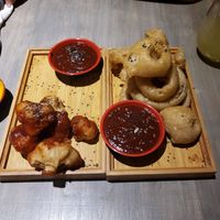 Alitas de coliflor y aros de cebolla at Cuenco in Mendoza