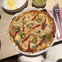 PIZZA VEGANA (me sorprendió muchísimo, el queso vegano estaba super super bueno, y el precio está bastante bien 12€, repetiré seguro!!!🍕🍕🍕)  at La Font in Barcelona