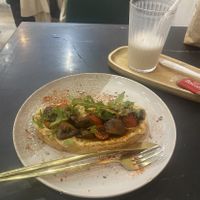 Portobello Sunrise - funghi hummus pomodori vegano  at Liam Brunch in A Coruna