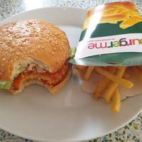 Crunchy vegan burger (=without cheese) with regular fries. at Burgerme - Dachauer Straße in Munich