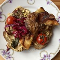 Brood met humus, gefermenteerde paddestoelen en meer  at Café Lief  in Haarlem