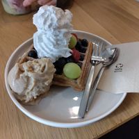 Vegane Waffel mit Obst, veganer Sahne und Walnusseis at Glacë Manufaktur in Trier