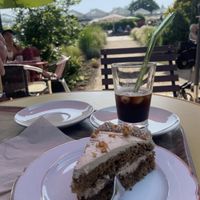 Sehr schön, es gab 2 vegane Torten, Kekse und Hafermilch. Der Garten ist extrem schön und gemütlich   at Cafè im Grünen in Dersau