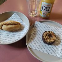 Tomei o melhor café da manhã da minha vida. Pedi um suquinho integral, empanada de caprese e torta de chocolate com caramelo salgado, a cada mordida que eu dava nessa torta, eu s at Jaca Bô-Ah  in Sao Paulo
