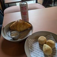 Pão de beijo e croissant com creme de queijo at Jaca Bô-Ah  in Sao Paulo