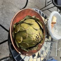 Alcachofra com um molho vegano para mergulha   at Rossio Tapas e Vinho in Hamburg