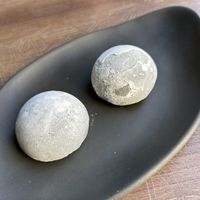 Mochis de sésamo negro  at Kamado Asian Food in Leon