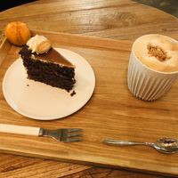 Chocolate Lotus Cake & Praliné Latte 💚  at Nono Shop & Cafe Seoul in Seoul