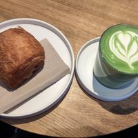 Pain au chocolat und Macha latte at Omo Kaffee in Cologne