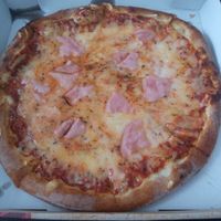 Vegane Pizza Prosciutto, veganer Käse toll geschmolzen und super cremig at Antique Restaurant in Leipzig