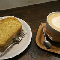 Café con leche de avena y bizcocho de limón at Simona Specialty Coffee Club in San Sebastian