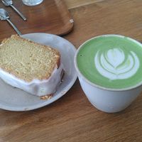 Bizcocho Veggie de lima y matcha with oat milk. at Simona Specialty Coffee Club in San Sebastian