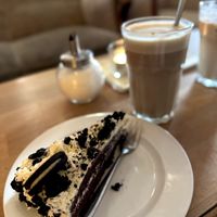 Vegane Oreo-Sahne Torte mit Latte Macchiato  at Café May - St. Pauli in Hamburg