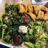 Das war echt lecker und links der frittierte Grünkohl muss unbedingt probiert werden .  at Desert Island Dumplings in Manchester