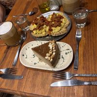 Latte, tostadas con tofu y tomates secos y cheesecake de dulce de leche (a base de tofu)  at Verde Pistacho in Buenos Aires