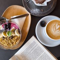 Yogur de soja con granola casera, latte con leche de almendras y muffin de arándanos 🫐 at Falo Coffee Brewers in Takayama