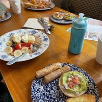 Muffin mit Avocado, Würstchen, Hash Browns, Früchte und vegan English breakfast   at The Rann Wartha - JD Wetherspoon in St Austell