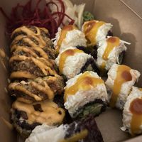 Links: Avo Tempura Roll Crispy / Rechts: Rising Sun Roll  at Emira in Berlin