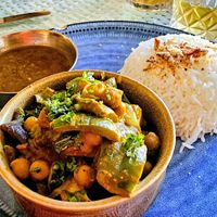 Restaurant au cadre sympa avec musique d'ambiance, nous avons demandé une option végane et nous avons eu ce très bon curry légumes lentilles riz. Service d'une grande gentilles at Blue Bamboo in Pointe Desny