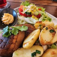 Portobello"steaks" mit Bratkartoffeln und Kräuter"butter" at Helgoländer Fährhaus in Heligoland