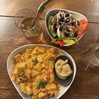 Möhrengemüse untereinander mit Salat (alles vegan)  at Helgoländer Fährhaus in Heligoland