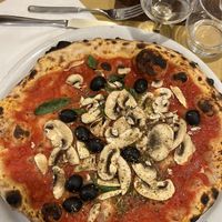 Pizza marinara funghi e olive  at Portobello  in Milan