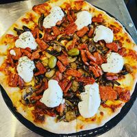 Pizza sa veganskom mozzarelom i file minjonom at The House of Taste in Gajac