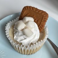 Vegan cheesecake muffin with marshmellows and lotus cookie  at Mealans - 밀랑스 in Seoul