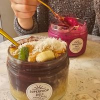 Smoothie bowl (pink) and oatmeal bowl (brown) at Superfood Deli 1010 in Vienna