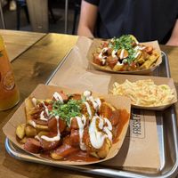 Vegane Currywurst Spezial (Achtung spicy) und Coleslaw  at Frittenwerk - Designer Outlet in Neumuenster