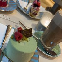 Himbeer-Pistatien-Törtchen und Choclate-Latte-Macchiato mit Sojamilch  at Isabella Glutenfreie Pâtisserie - Eduard-Breuninger-Straße in Stuttgart