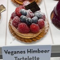 vegan raspberry cake  at Isabella Glutenfreie Pâtisserie - Eduard-Breuninger-Straße in Stuttgart