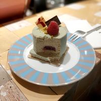 Pistazien-Himbeer-Törtchen #Veganuary at Isabella Glutenfreie Pâtisserie - Eduard-Breuninger-Straße in Stuttgart