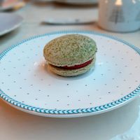 Matche-Erdbeer-Macaron at Isabella Glutenfreie Pâtisserie - Eduard-Breuninger-Straße in Stuttgart