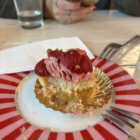erdbeer tarte  at Isabella Glutenfreie Pâtisserie - Eduard-Breuninger-Straße in Stuttgart