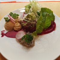 Déjeuner humus radis steak végétal bettraves. .. hummmm at MiiT in Riga