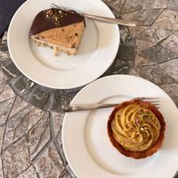 Cookie sandwich en pistache tartelette at MiiT in Riga