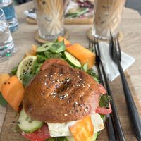 Bagel mit Tofu und Salatbeilage  at VíK - Vegan Venue in Bratislava