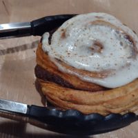 Cinnamon Rolls com creme at Alva Padaria Artesanal in Rio De Janeiro