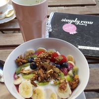 açai bowl and matcha latte at Simply Raw Bakery and Bistro in Vienna
