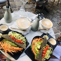 Lattes and Buddha Bowls w freshly squeezed juices at Simply Raw Bakery and Bistro in Vienna
