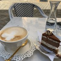 Perfect latte with their homemade oatmilk! 😩😩😩 at Simply Raw Bakery and Bistro in Vienna