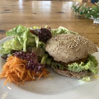 Klima Burger mit Salat   at Lesecafe Anstandig essen in Erlangen