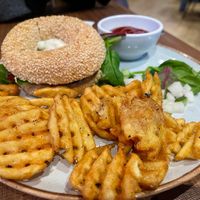 VIVA LAS VEGAN
€15.95
Sesam bagel . falafelballetjes . hummus . kerstomaten . rode biet . tzaziki . gomasio . jonge bladspinazie . rode zurkel blaadjes  at WASBAR in Antwerpen
