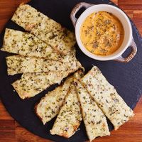 Garlic bread with hummus (vegan option!) at Veggie Pizza in Lima