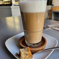 Latte macchiato with oat milk at PictureYourCity Cheesecake & Gallery in Dusseldorf