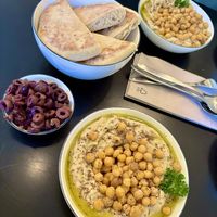 Omas Humusteller (wunderbar cremig) mit Oliven als Topping ⭐️⭐️⭐️⭐️⭐️  at Babka & Krantz in Berlin