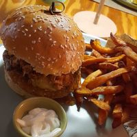 Hamburguer vegan 2, com batata doce frita at Dona Odete Hamburgueria Creparia in Lavra